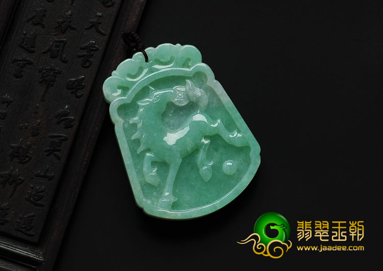 糯冰种豆色缅甸翡翠福到马牌挂件