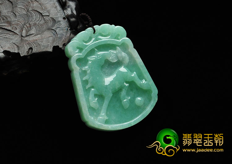 糯冰种豆色缅甸翡翠福到马牌挂件