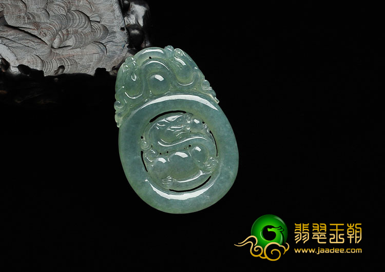 冰种晴水缅甸翡翠龙戏珠挂件