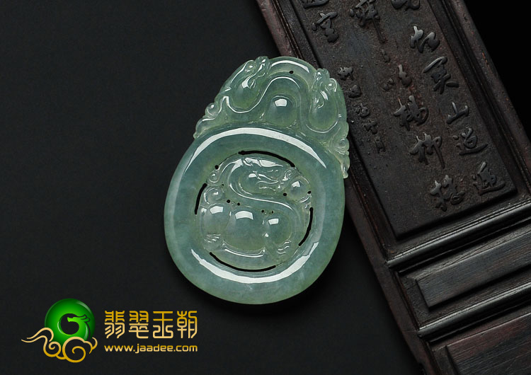冰种晴水缅甸翡翠龙戏珠挂件