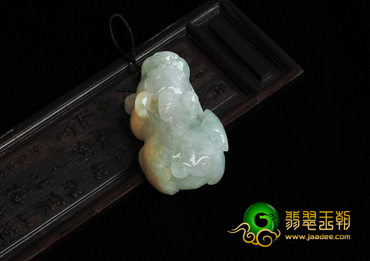 糯冰种晴水黄翡缅甸翡翠貔貅挂件