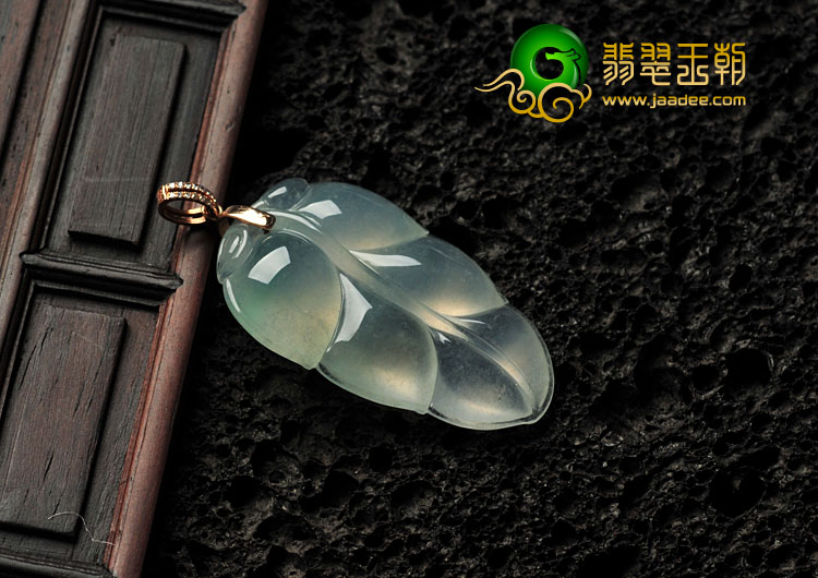 冰玻种晴水缅甸翡翠镶金扣叶子挂件