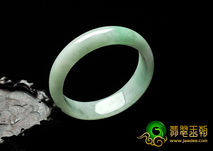 糯冰种飘翠缅甸翡翠手镯（53.8mm）