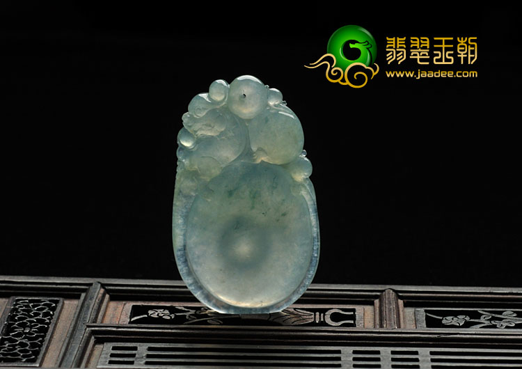 冰种飘花缅甸翡翠龙抱珠挂件