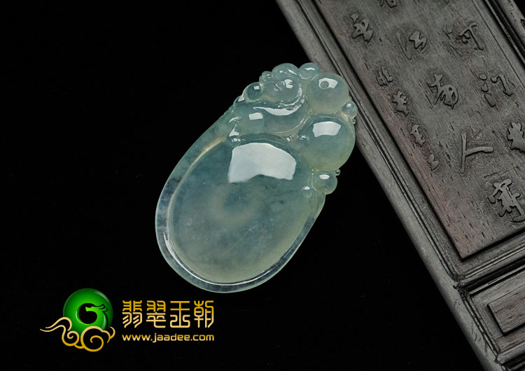 冰种飘花缅甸翡翠龙抱珠挂件