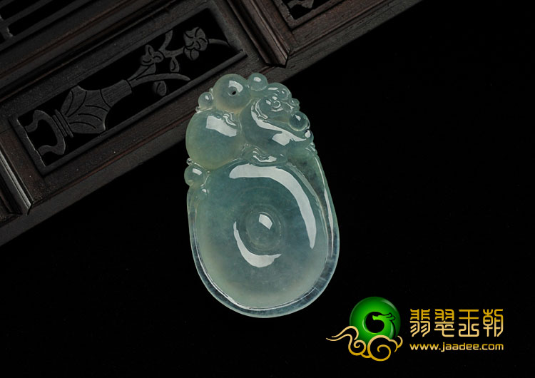 冰种飘花缅甸翡翠龙抱珠挂件