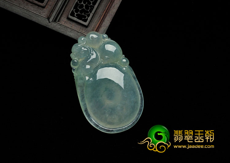 冰种飘花缅甸翡翠龙抱珠挂件