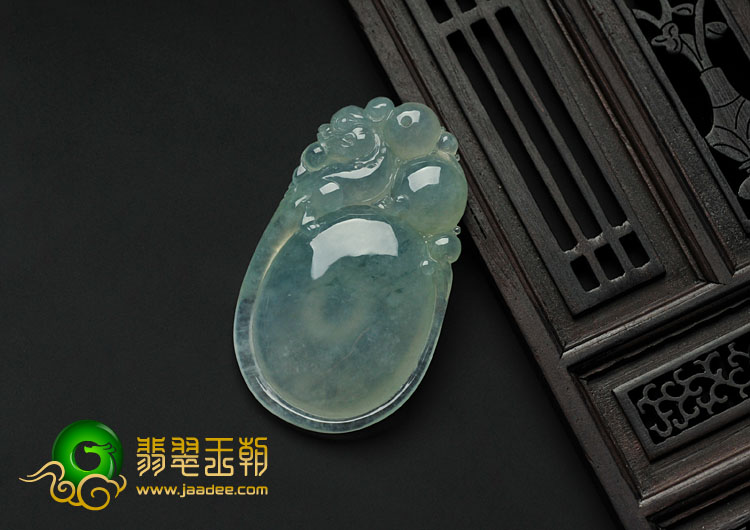 冰种飘花缅甸翡翠龙抱珠挂件