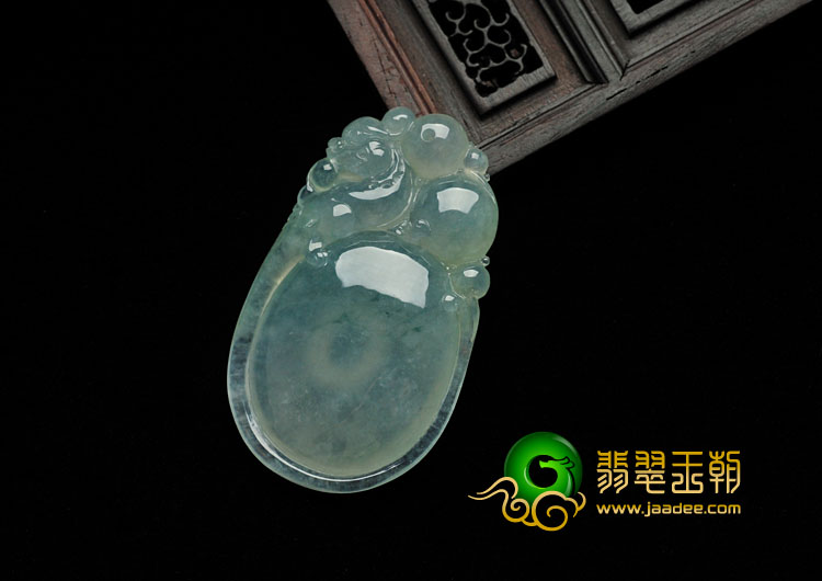 冰种飘花缅甸翡翠龙抱珠挂件