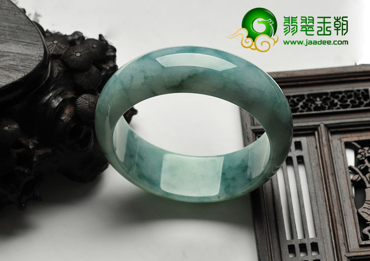 feicui糯冰种飘花缅甸翡翠手镯（55.6mm）