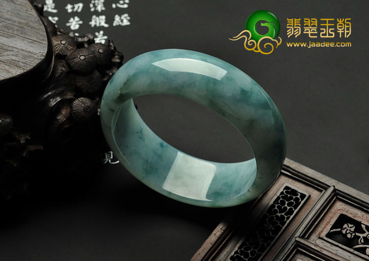 feicui糯冰种飘花缅甸翡翠手镯（55.6mm）