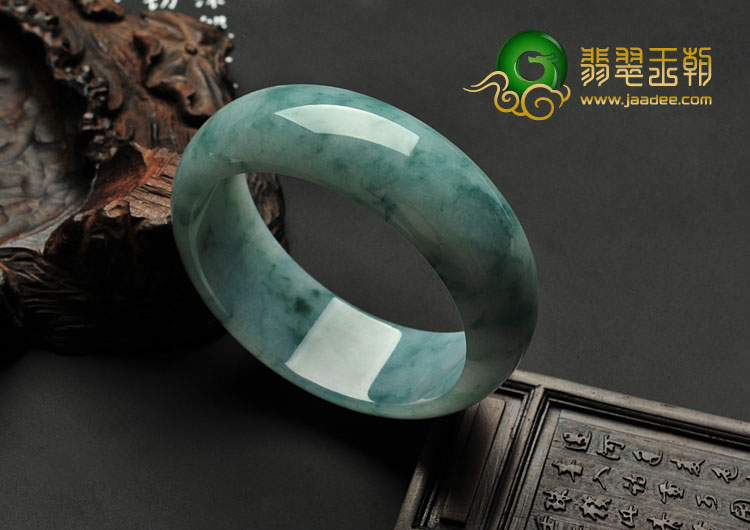feicui糯冰种飘花缅甸翡翠手镯（55.6mm）