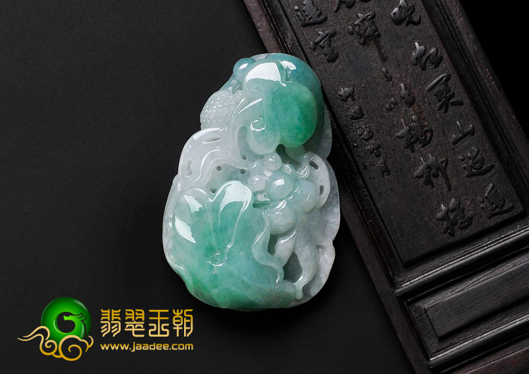 (超值推荐)糯冰种豆色缅甸翡翠年年有余挂件