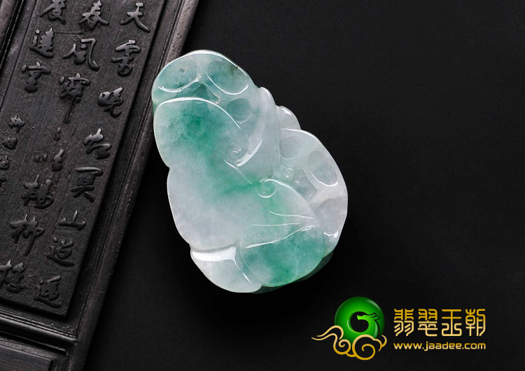 (超值推荐)糯冰种豆色缅甸翡翠年年有余挂件