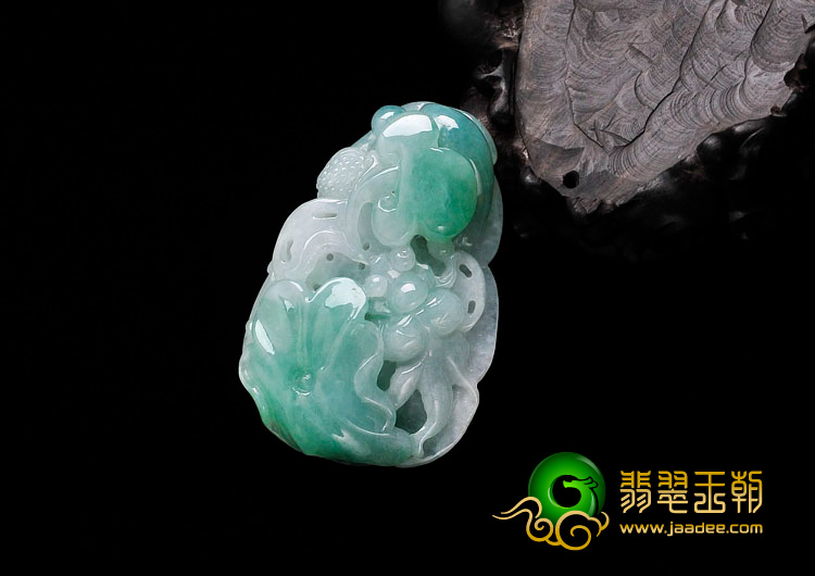 (超值推荐)糯冰种豆色缅甸翡翠年年有余挂件