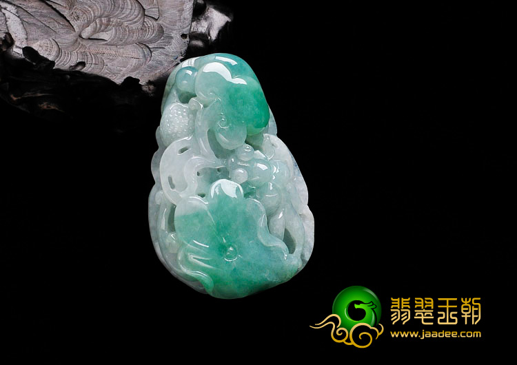 (超值推荐)糯冰种豆色缅甸翡翠年年有余挂件