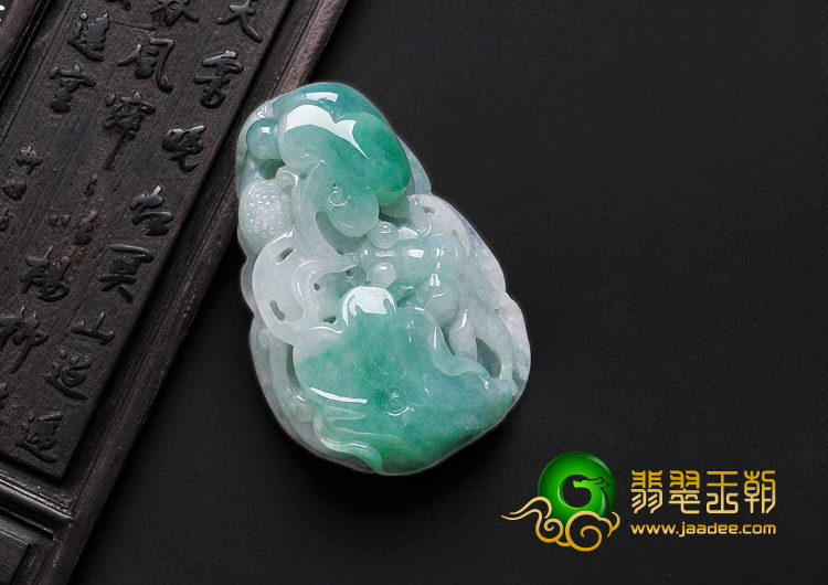 (超值推荐)糯冰种豆色缅甸翡翠年年有余挂件