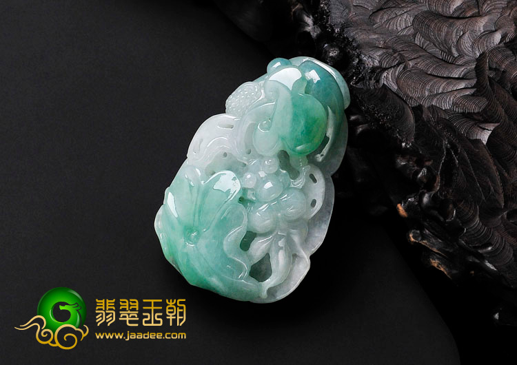 (超值推荐)糯冰种豆色缅甸翡翠年年有余挂件