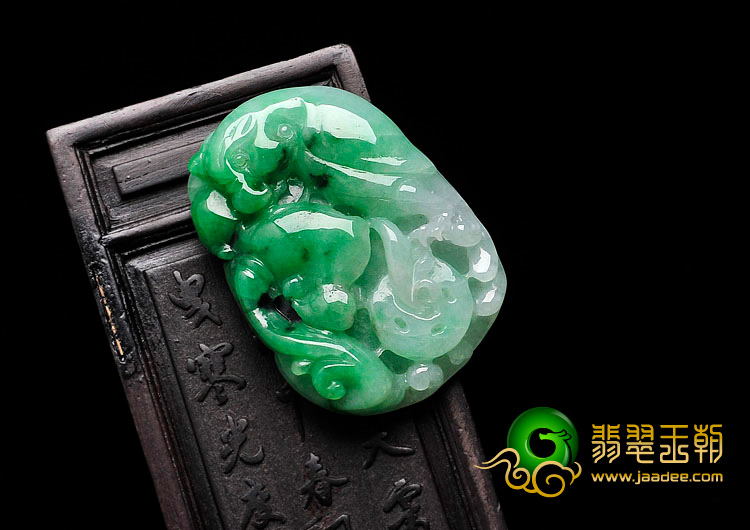 糯冰种翠色缅甸翡翠英明神武挂件