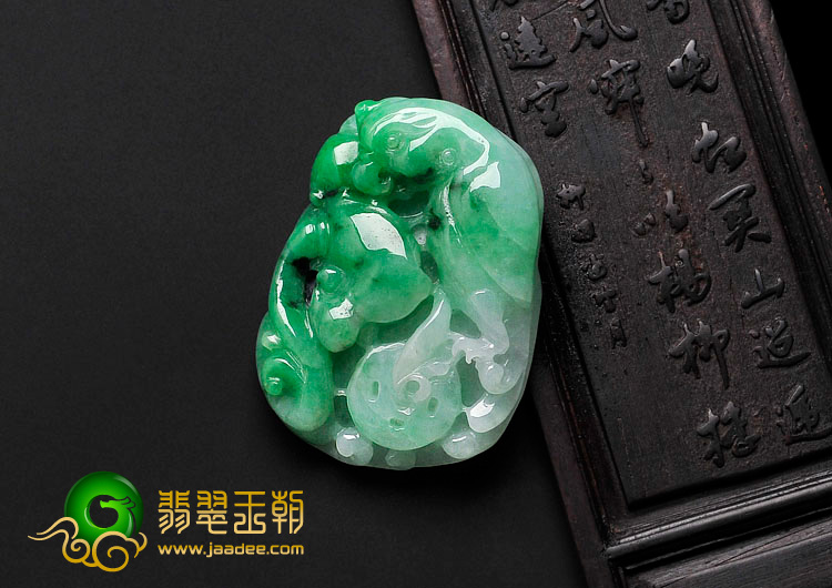 糯冰种翠色缅甸翡翠英明神武挂件