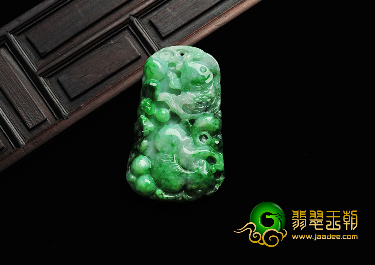 缅甸糯冰种翠色翡翠A货年年有余挂件