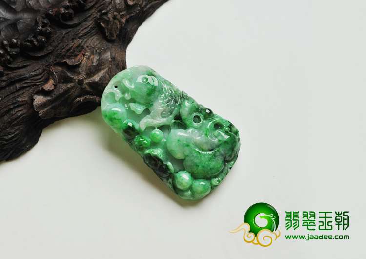 缅甸糯冰种翠色翡翠A货年年有余挂件