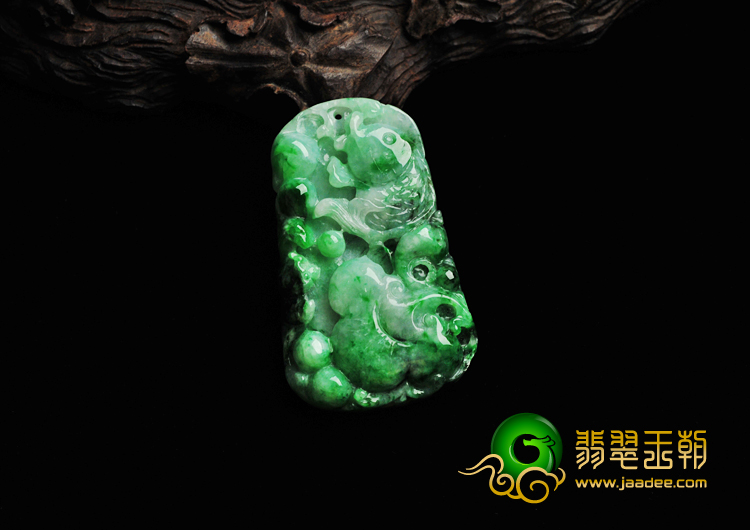 缅甸糯冰种翠色翡翠A货年年有余挂件