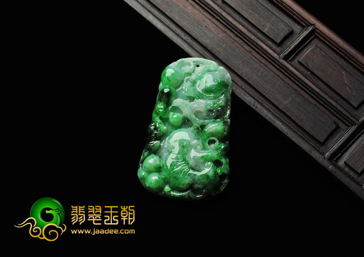 缅甸糯冰种翠色翡翠A货年年有余挂件
