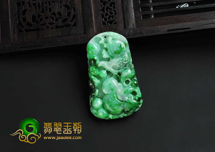 缅甸糯冰种翠色翡翠A货年年有余挂件