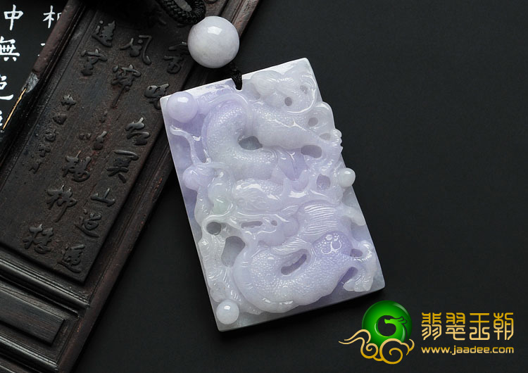 糯冰种春带彩缅甸翡翠A货龙牌挂件