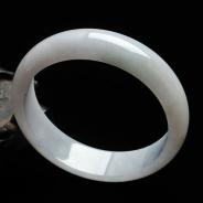 糯冰种淡春带彩缅甸翡翠手镯（61.5mm）
