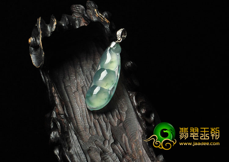 冰玻种飘花缅甸翡翠A货镶金扣四季豆挂件