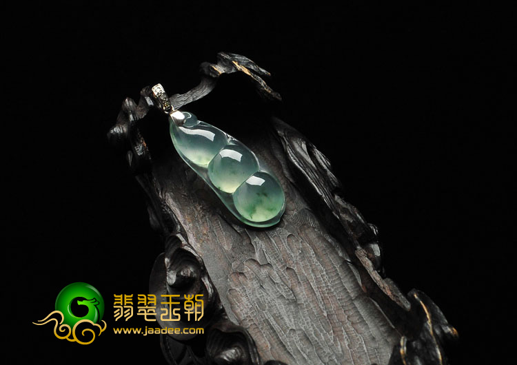 冰玻种飘花缅甸翡翠A货镶金扣四季豆挂件