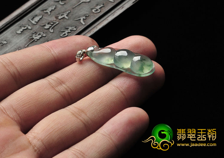 冰玻种飘花缅甸翡翠A货镶金扣四季豆挂件