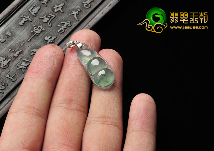冰玻种飘花缅甸翡翠A货镶金扣四季豆挂件