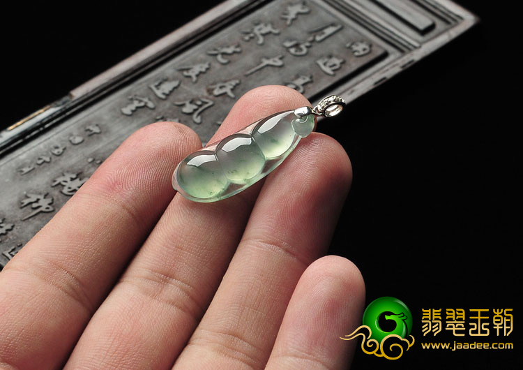冰玻种飘花缅甸翡翠A货镶金扣四季豆挂件