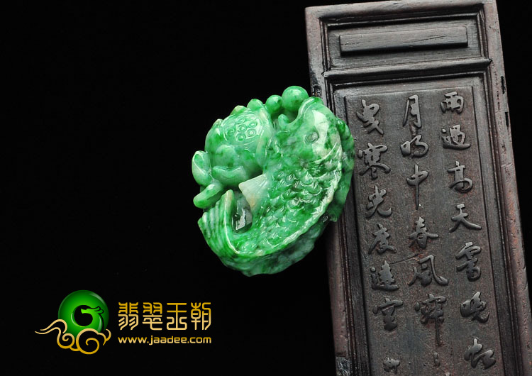 细糯种翠色缅甸翡翠A货年年有余挂件