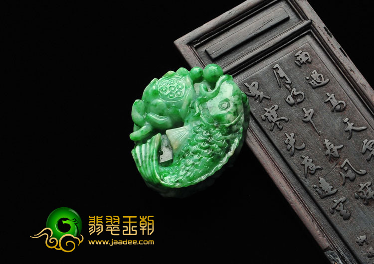 细糯种翠色缅甸翡翠A货年年有余挂件