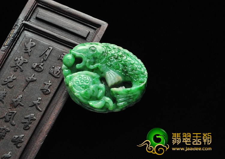 细糯种翠色缅甸翡翠A货年年有余挂件
