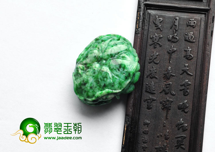 细糯种翠色缅甸翡翠A货年年有余挂件