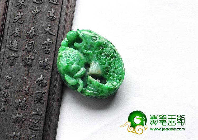 细糯种翠色缅甸翡翠A货年年有余挂件