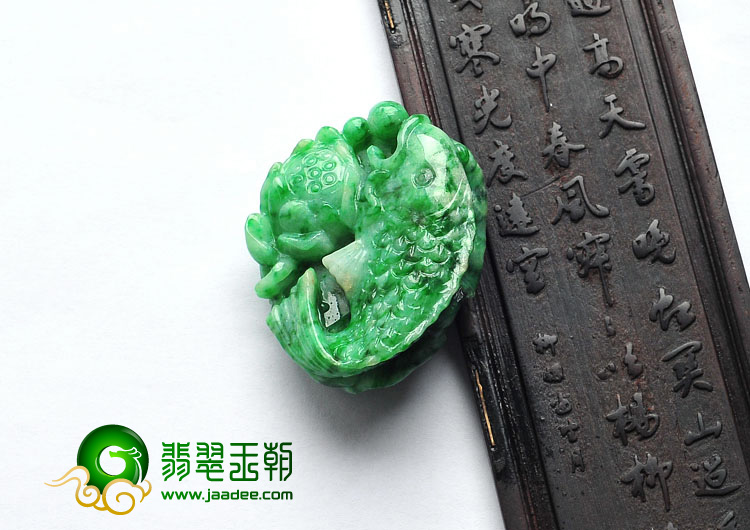 细糯种翠色缅甸翡翠A货年年有余挂件