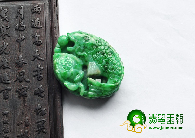 细糯种翠色缅甸翡翠A货年年有余挂件