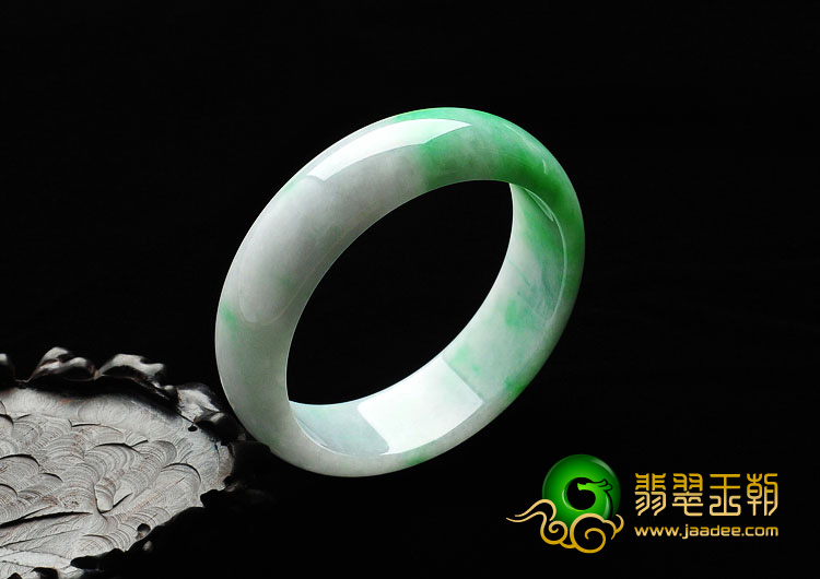 糯冰种翠色缅甸翡翠A货手镯（57mm）