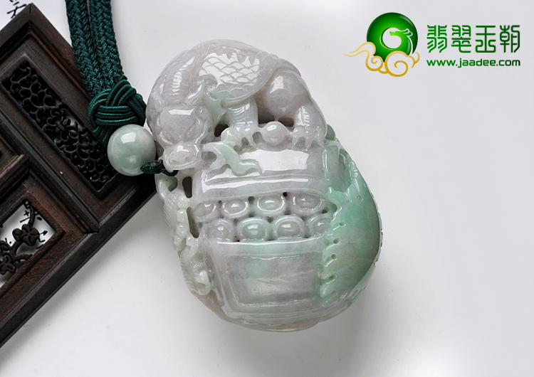 糯冰种春带彩缅甸翡翠A货貔貅送宝手玩件