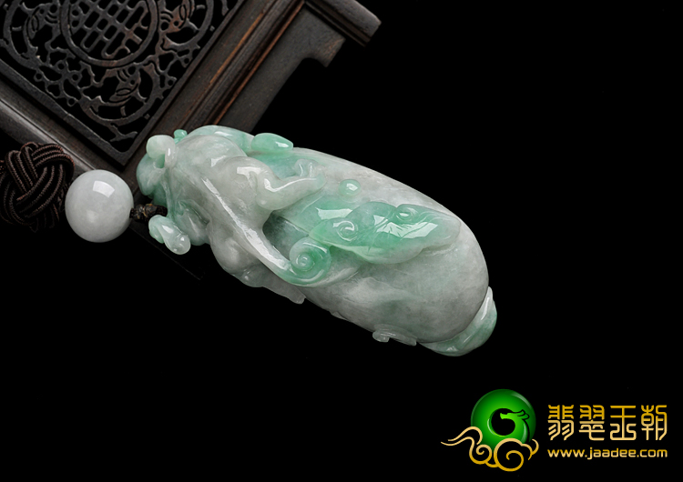 (超值推荐)细糯种翠色缅甸翡翠A货貔貅送福手玩件
