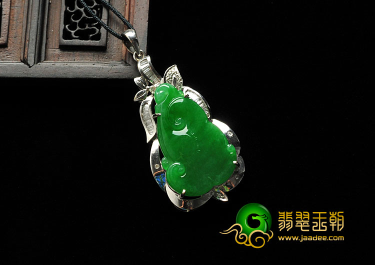 冰种阳绿满绿缅甸翡翠A货镶白金如意胸坠（真钻）