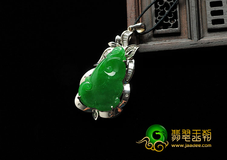 冰种阳绿满绿缅甸翡翠A货镶白金如意胸坠（真钻）