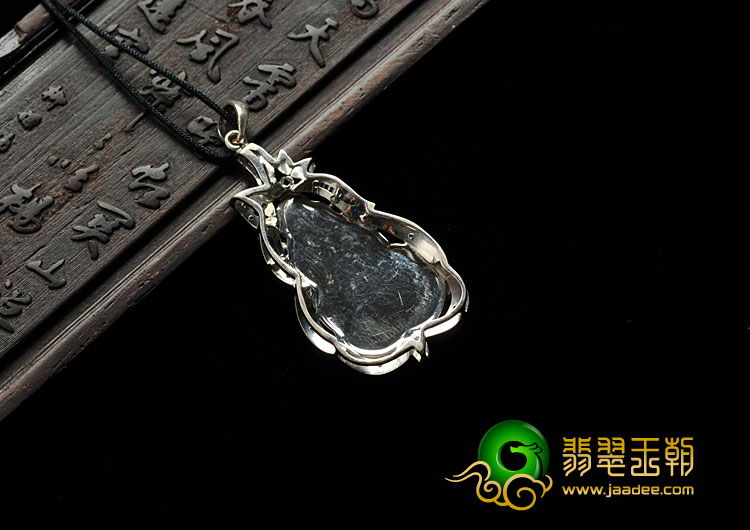 冰种阳绿满绿缅甸翡翠A货镶白金如意胸坠（真钻）
