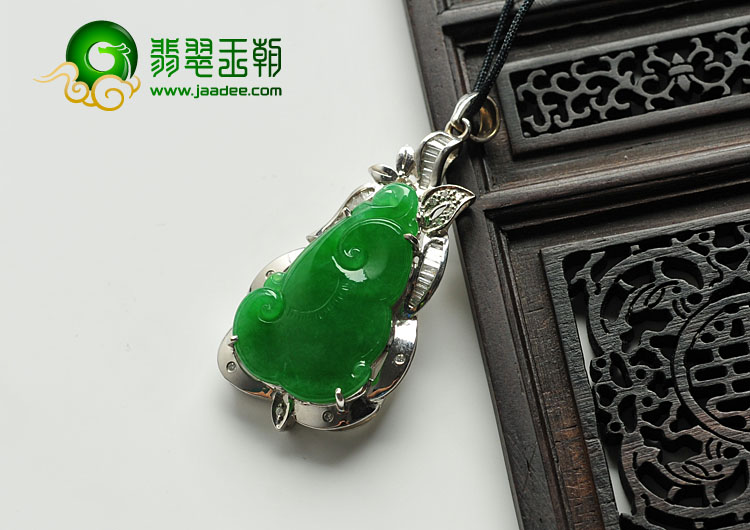 冰种阳绿满绿缅甸翡翠A货镶白金如意胸坠（真钻）
